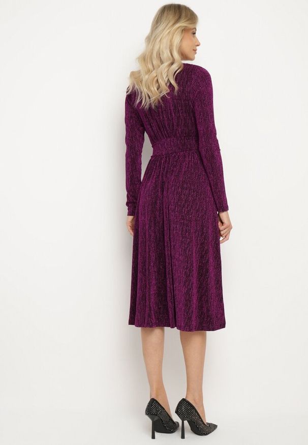 Born2be - Fioletowa Taliowana Sukienka z Wiskozą o Rozkloszowanym Kroju Zdobiona Metaliczną Nicią Mesinae. Okazja: do pracy, na spotkanie biznesowe. Typ kołnierza: dekolt w kształcie V. Kolor: fioletowy. Materiał: wiskoza. Długość rękawa: długi rękaw. Wzór: aplikacja. Typ sukienki: rozkloszowane. Styl: wizytowy, glamour, elegancki, biznesowy