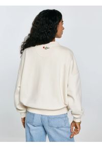 Big-Star - Bluza damska bomber kremowa Felicata 103. Okazja: na co dzień. Kolor: biały. Materiał: dzianina. Wzór: haft. Styl: casual