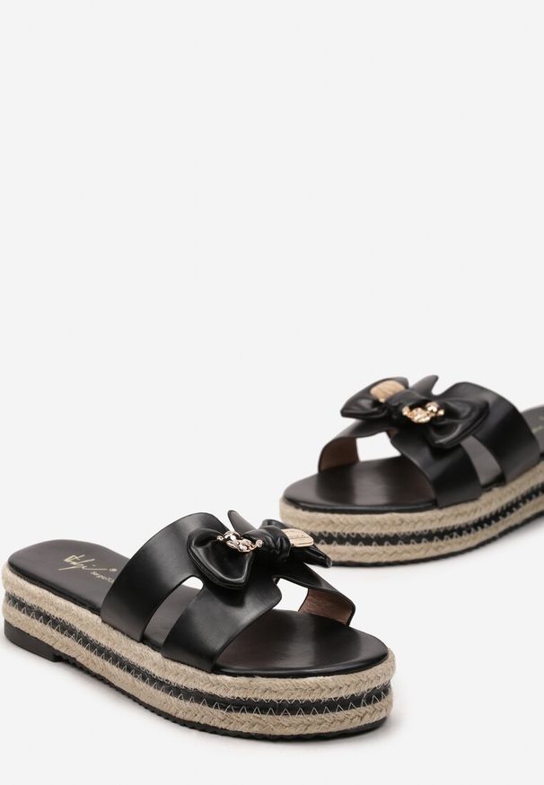 Born2be - Czarne Klapki na Grubej Plecionej Podeszwie z Ozdobną Kokardką Zakresia. Kolor: czarny. Wzór: kwiaty. Sezon: lato. Styl: elegancki