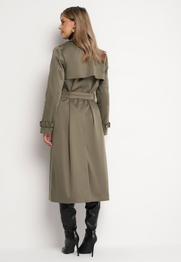 Born2be - Zielony Płaszcz Trencz Dwurzędowy Ozdobiony Paskiemz Klamrą Tinbella. Okazja: na co dzień. Kolor: zielony. Materiał: jeans. Wzór: aplikacja. Styl: klasyczny, casual, elegancki