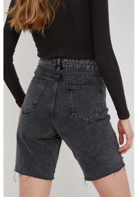 Answear Lab szorty jeansowe damskie kolor czarny gładkie high waist. Okazja: na co dzień. Stan: podwyższony. Kolor: czarny. Materiał: jeans. Wzór: gładki. Styl: wakacyjny