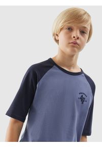 4f - T-shirt z nadrukiem chłopięcy - granatowy. Kolor: niebieski. Materiał: bawełna. Długość rękawa: krótki rękaw. Wzór: nadruk