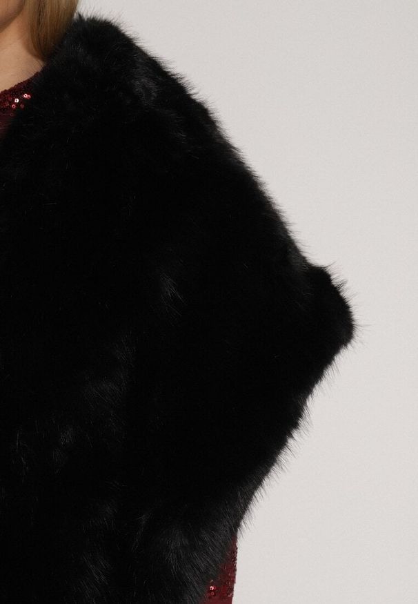 Born2be - Czarne Ponczo Etola z Futerka w Stylu Szala Cahreva. Okazja: na wesele, na imprezę, na ślub cywilny. Kolor: czarny. Materiał: futro. Styl: klasyczny, elegancki