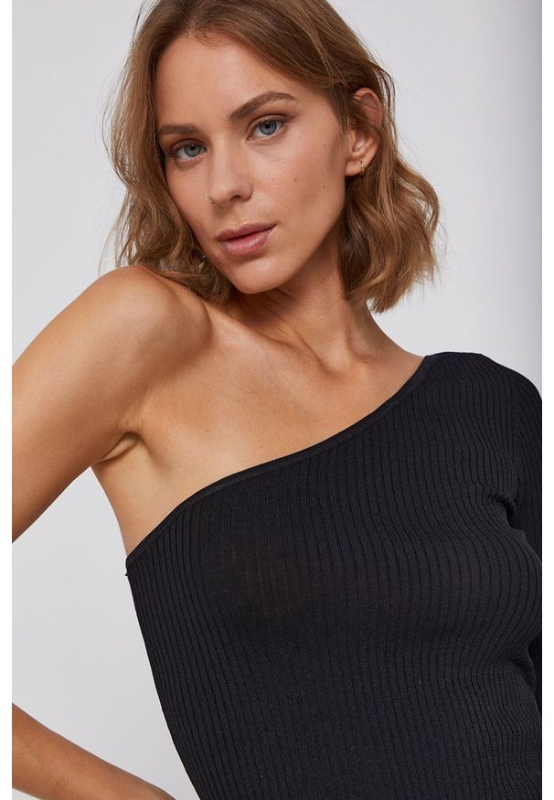 Desigual - Sweter. Typ kołnierza: dekolt w serek. Kolor: różowy. Materiał: dzianina. Długość rękawa: długi rękaw. Długość: długie