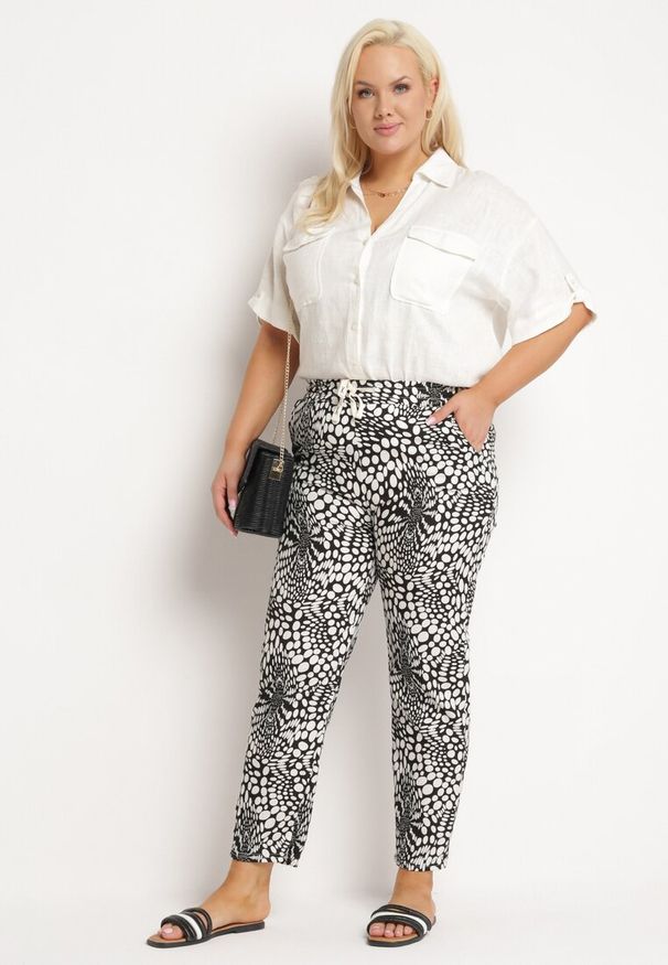 Born2be - Czarno-Białe Spodnie Regular z Gumką w Talii i Abstrakcyjnym Dekoltem Cleava. Okazja: na co dzień. Kolor: czarny. Materiał: tkanina. Sezon: lato. Styl: klasyczny, casual, elegancki