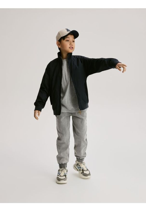 Reserved - Jeansy jogger - jasnoszary. Kolor: szary