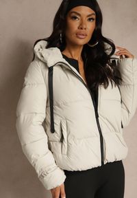 Renee - Biała Kurtka Puffer z Pikowanymi Przeszyciami i Kapturem Renaria. Okazja: na co dzień. Typ kołnierza: kaptur. Kolor: biały. Materiał: poliester, jeans. Sezon: zima. Styl: casual