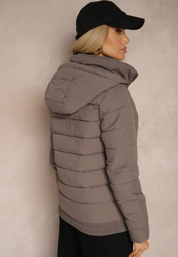 Renee - Ciemnoszara Kurtka z Pikowanymi Przeszyciami z Odpinanym Kapturem i Ściągaczem w Talii Sintavia. Okazja: na co dzień. Kolor: szary. Materiał: jeans. Styl: casual
