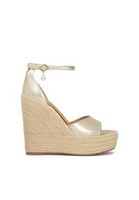 Kazar - Skórzane złote sandały na koturnie. Okazja: na co dzień. Zapięcie: pasek. Kolor: złoty. Materiał: skóra. Obcas: na koturnie. Styl: elegancki, casual #1