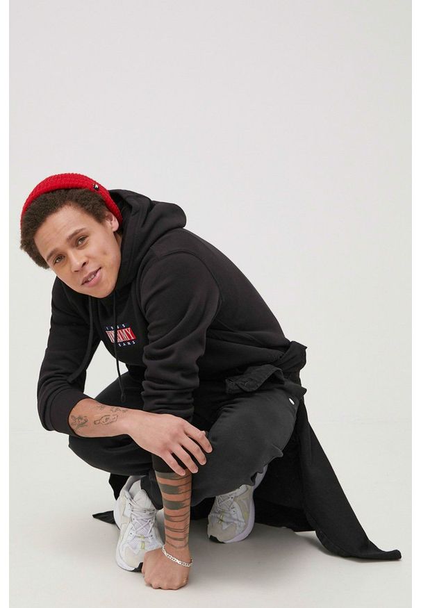 Tommy Jeans Bluza męska kolor czarny z kapturem gładka. Okazja: na co dzień. Typ kołnierza: kaptur. Kolor: czarny. Materiał: bawełna, dzianina. Wzór: gładki. Styl: casual
