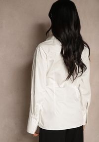 Renee - Biała Koszulowa Bluzka Kimono z Bawełny o Asymetrycznym Kroju Wiązana w Pasie Delainor. Okazja: na co dzień. Typ kołnierza: dekolt w serek. Kolor: biały. Materiał: bawełna. Styl: elegancki, casual