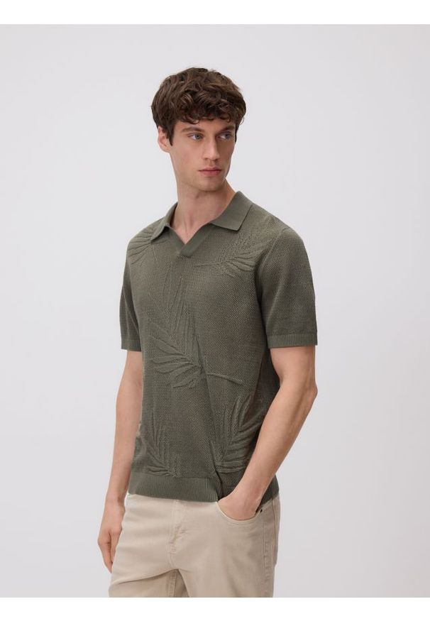 Reserved - Bawełniany sweter polo - ciemnozielony. Typ kołnierza: polo. Kolor: zielony. Materiał: bawełna