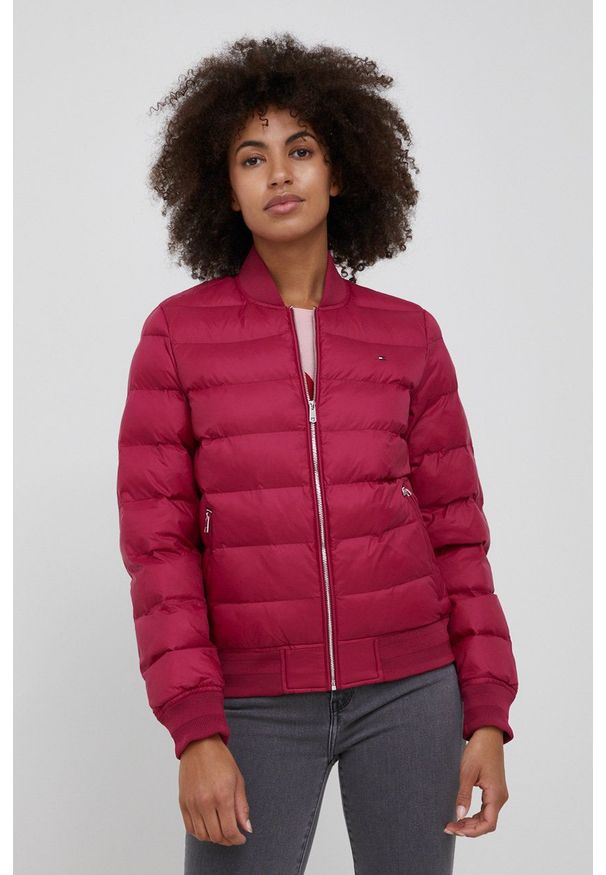 TOMMY HILFIGER - Tommy Hilfiger Kurtka bomber damski kolor fioletowy zimowa. Okazja: na co dzień. Kolor: fioletowy. Materiał: materiał. Wzór: gładki. Sezon: zima. Styl: casual