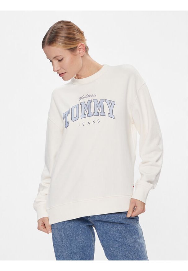 Tommy Jeans Bluza Tjw Rlx Varsity Luxe Crew DW0DW17339 Biały Regular Fit. Kolor: biały. Materiał: bawełna