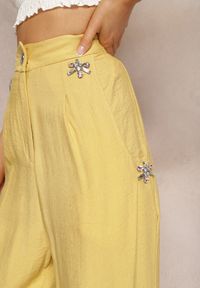 Renee - Żółte Spodnie High Waist Ozdobione Cyrkoniami Sajara. Stan: podwyższony. Kolor: żółty. Materiał: tkanina. Wzór: aplikacja. Sezon: lato #5