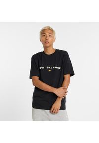 Koszulka męska New Balance MT51506BK – czarna. Kolor: czarny. Materiał: bawełna, dresówka. Długość rękawa: krótki rękaw. Długość: krótkie. Wzór: napisy #1