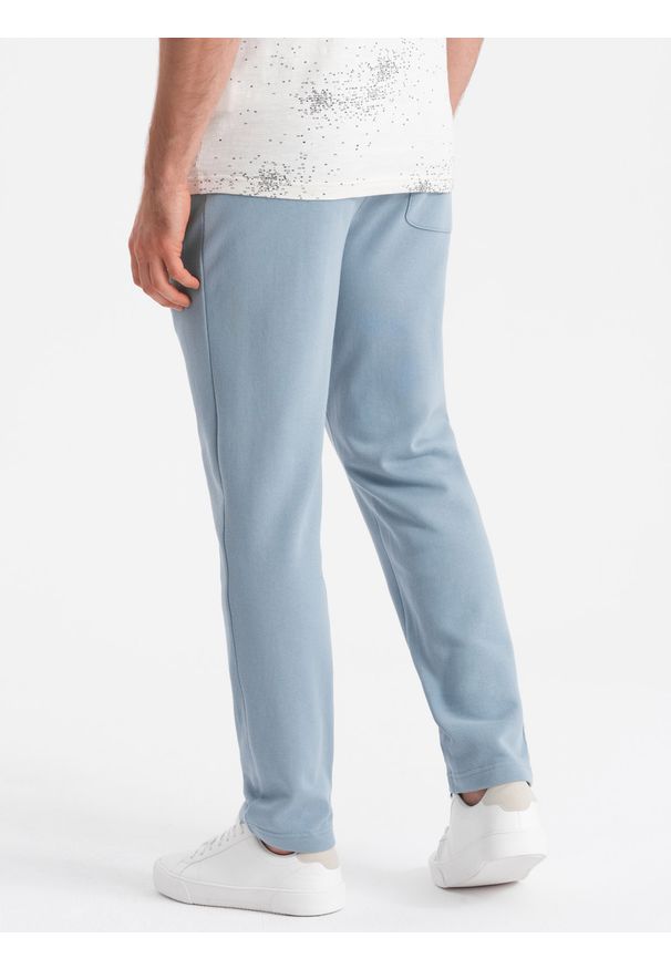 Ombre Clothing - Dresowe spodnie męskie z nogawką bez ściągacza - jasnoniebieskie V7. Kolor: niebieski. Materiał: dresówka. Wzór: aplikacja. Styl: klasyczny, sportowy