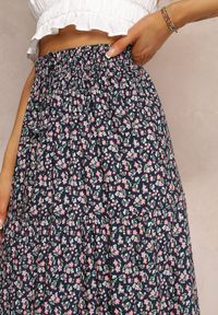 Renee - Granatowa Spódnica Maxi Bawełniana w Kwiatowy Wzór Rayegan. Kolor: niebieski. Materiał: bawełna. Wzór: kwiaty. Sezon: lato