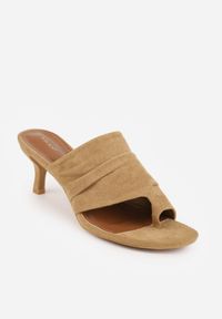 Renee - Ciemnobeżowe Klapki VICES na Kaczuszce o Fasonie Japonek z Paskiem na Palec Tinielle. Okazja: na randkę. Kolor: beżowy. Wzór: aplikacja. Sezon: lato. Obcas: na szpilce. Styl: klasyczny, elegancki. Wysokość obcasa: średni #8