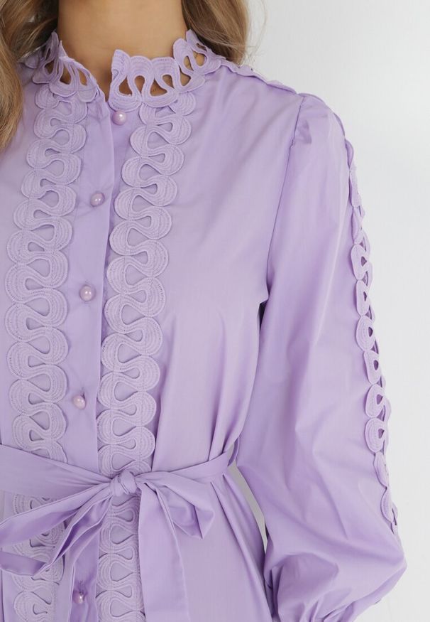 Born2be - Jasnofioletowa Sukienka Midi ze Stójką Perłowymi Guzikami i Wiązanym Paskiem Fenya. Typ kołnierza: kołnierzyk stójkowy. Kolor: fioletowy. Materiał: materiał. Długość rękawa: długi rękaw. Wzór: ażurowy, aplikacja. Długość: midi