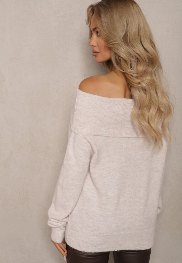 Renee - Beżowy Sweter z Wiskozą i Wełną Ozdobiony Wywiniętym Dekoltem Ravarienne. Kolor: beżowy. Materiał: wełna, wiskoza. Wzór: aplikacja. Sezon: zima