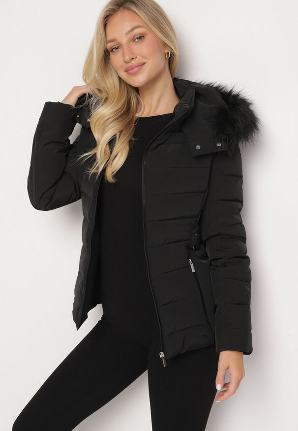 Born2be - Czarna Pikowana Kurtka o Taliowanym Kroju z Kapturem i Futerkiem Saginia. Okazja: na co dzień. Typ kołnierza: kaptur. Kolor: czarny. Materiał: futro. Długość rękawa: długi rękaw. Długość: długie. Styl: casual, elegancki