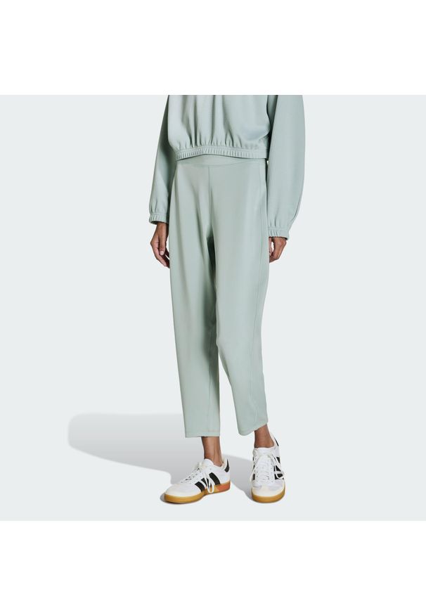 Adidas - Spodnie All Me Yoga Essentials. Kolor: zielony. Materiał: materiał. Sport: joga i pilates