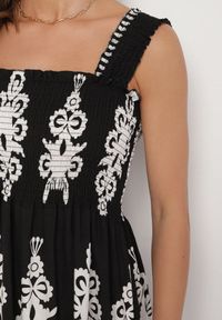 Born2be - Czarna Wiskozowa Sukienka o Rozkloszowanym Kroju w Ornamentny Wzór Adoxie. Okazja: na co dzień, na spacer. Kolor: czarny. Materiał: wiskoza. Długość rękawa: na ramiączkach. Typ sukienki: rozkloszowane, proste. Styl: klasyczny, casual #3