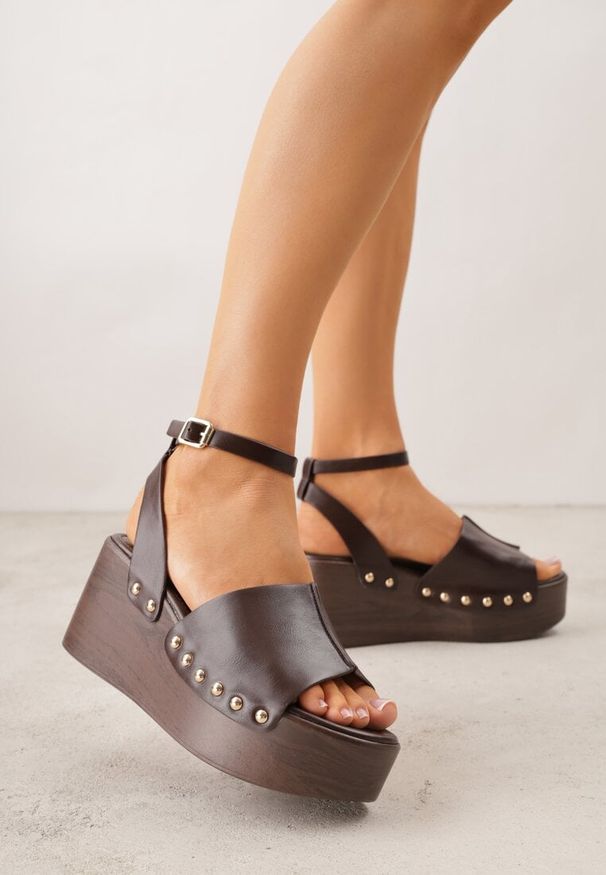 Renee - Ciemnobrązowe Sandały na Platformie i Koturnie z Nitami po Bokach Zaehesh. Okazja: na co dzień. Zapięcie: sprzączka. Kolor: brązowy. Materiał: jeans. Obcas: na koturnie. Styl: casual