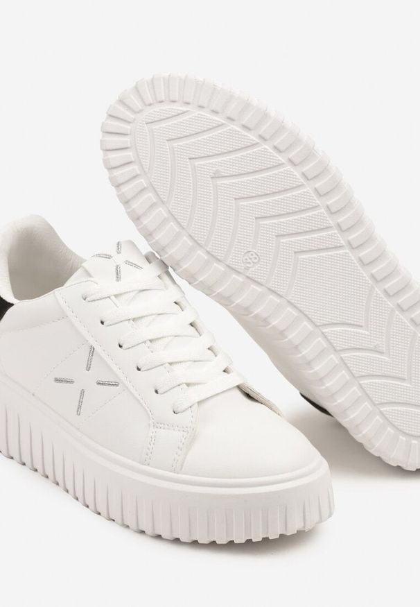 Renee - Biało-Czarne Sneakersy na Platformie z Tłoczeniem i Brokatową Wstawką Nuselin. Okazja: na co dzień. Kolor: biały. Materiał: jeans, skóra. Obcas: na platformie