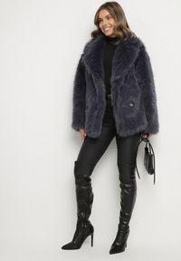 Born2be - Granatowa Dwurzędowa Kurtka Futerko o Fasonie Oversize Asinella. Okazja: na spacer, na randkę, na co dzień. Kolor: niebieski. Materiał: futro. Styl: casual #5