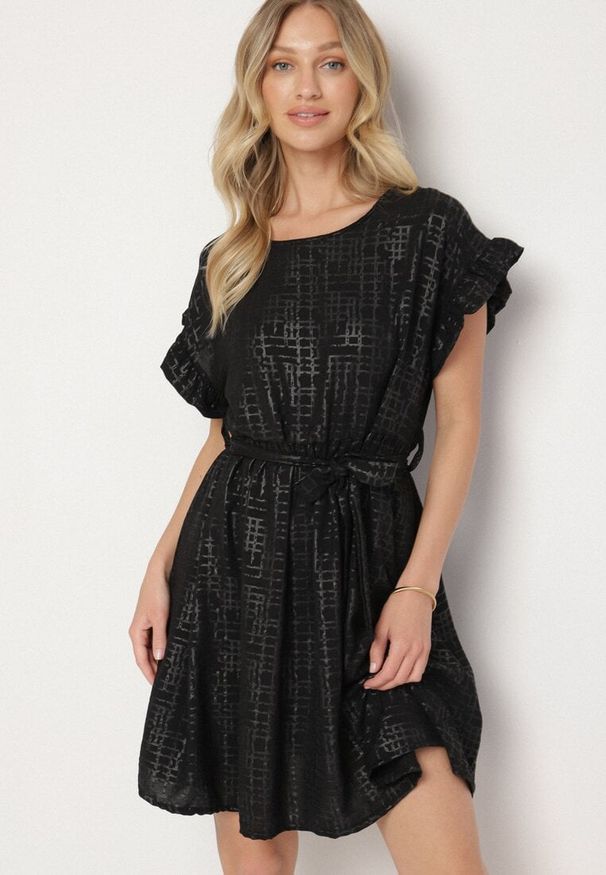 Born2be - Czarna Sukienka Ozdobiona Falbankami i Paskiem Izulira. Typ kołnierza: kołnierz z falbankami. Kolor: czarny. Wzór: aplikacja. Styl: elegancki