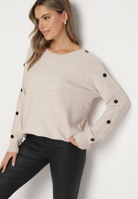 Born2be - Beżowy Sweter z Dodatkiem Bawełny i Wiskozy z Guzikami na Rękawach Ciasine. Okazja: na co dzień. Kolekcja: plus size. Kolor: beżowy. Materiał: wiskoza, bawełna. Długość rękawa: długi rękaw. Długość: długie. Styl: casual #5