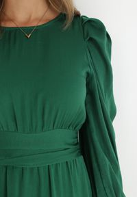 Born2be - Zielona Sukienka Taliowana z Falbanami Klasino. Kolor: zielony. Materiał: zamsz. Wzór: aplikacja. Długość: mini