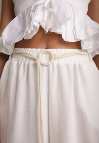 Renee - Białe Wiskozowe Spodnie Typu Palazzo High Waist Ozdobione Paskiem Sznurkiem Alemea. Okazja: na co dzień. Stan: podwyższony. Kolor: biały. Materiał: wiskoza. Długość: krótkie. Wzór: aplikacja. Styl: boho, casual #4
