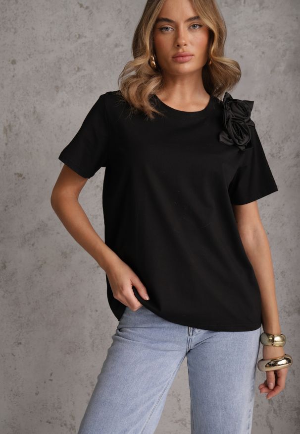 Renee - Czarny Bawełniany T-shirt o Klasycznym Kroju z Kwiatowymi Aplikacjami 3D Morgane. Okazja: na co dzień. Kolor: czarny. Materiał: bawełna. Wzór: kwiaty, aplikacja. Sezon: lato. Styl: klasyczny