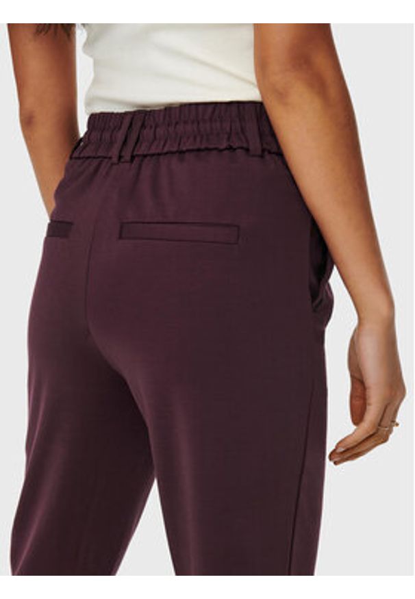 only - ONLY Spodnie materiałowe Poptrash 15115847 Bordowy Regular Fit. Kolor: czerwony. Materiał: syntetyk