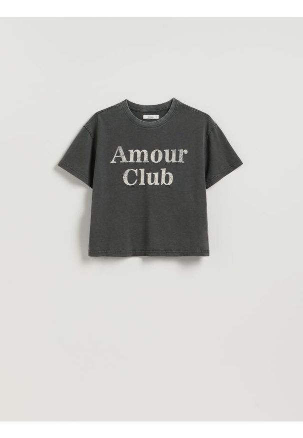 Reserved - Krótki t-shirt z nadrukiem - ciemnoszary. Kolor: szary. Materiał: dzianina, bawełna. Długość: krótkie. Wzór: nadruk
