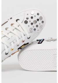 Karl Lagerfeld Buty skórzane kolor biały na płaskiej podeszwie. Nosek buta: okrągły. Zapięcie: sznurówki. Kolor: biały. Materiał: skóra. Obcas: na płaskiej podeszwie, na obcasie. Wysokość obcasa: niski