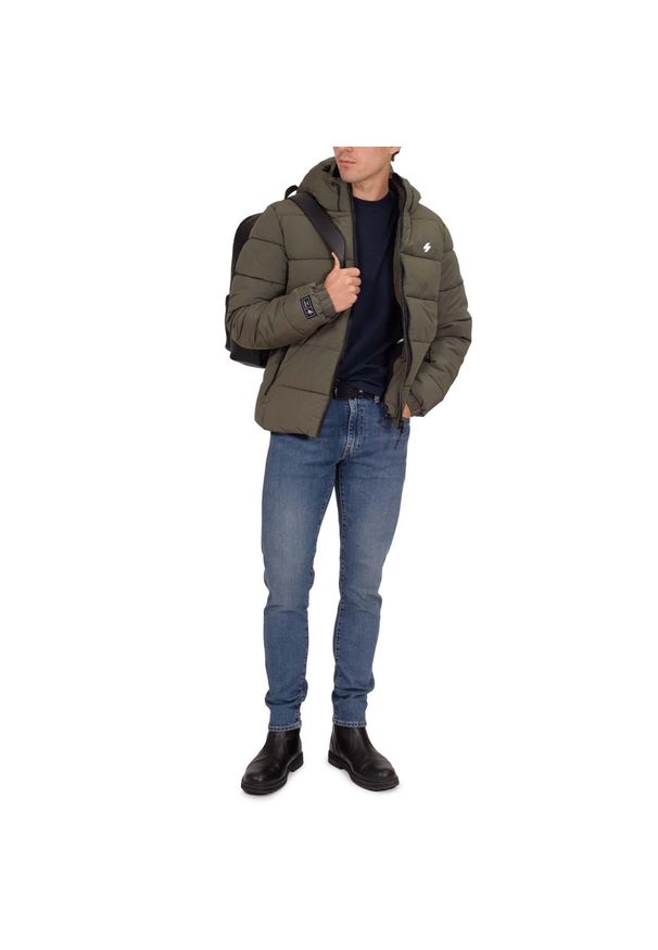 Kurtka z kapturem Superdry Sports. Typ kołnierza: kaptur. Kolor: wielokolorowy, zielony, brązowy. Materiał: puch