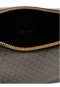 Calvin Klein Torebka Emblem Aop Elongated Camera Bag LV04F3268G Czarny. Kolor: czarny. Materiał: skórzane