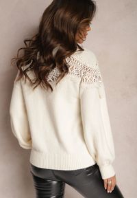Renee - Jasnobeżowy Sweter Dzianinowy z Wstawką z Koronki Laroline. Kolor: beżowy. Materiał: koronka, dzianina. Długość: długie. Wzór: koronka