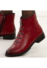 Czerwone płaskie botki damskie M.Daszyński Sa62-126. Okazja: na co dzień. Nosek buta: okrągły. Kolor: czerwony. Szerokość cholewki: normalna. Materiał: skóra. Sezon: zima, jesień. Obcas: na obcasie. Styl: casual, elegancki, klasyczny. Wysokość obcasa: niski #1