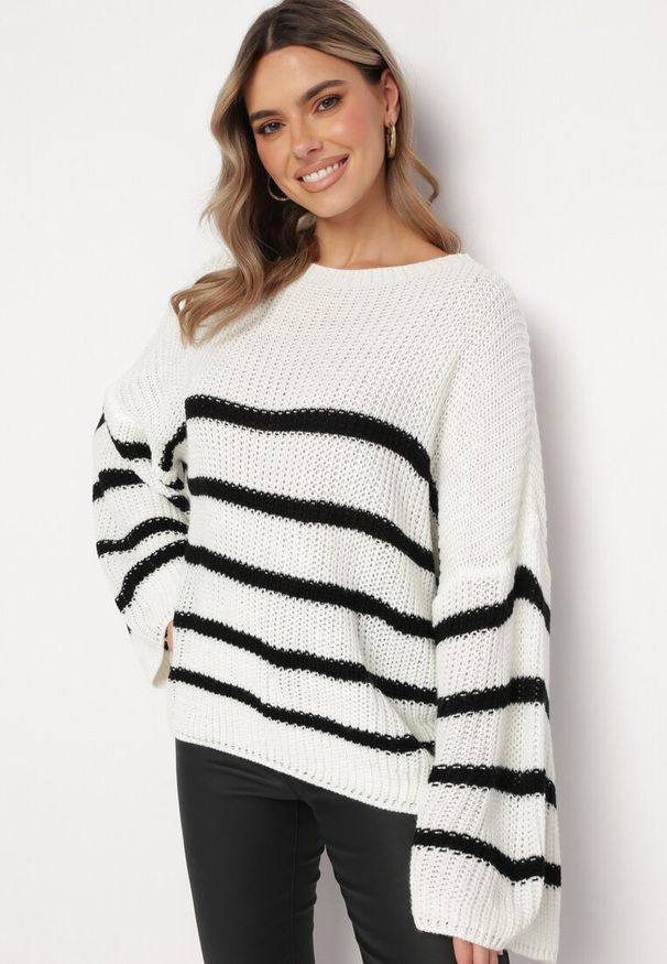 Born2be - Biały Dzianinowy Sweter z Długimi Szerokimi Rękawami w Pasy Samsoni. Kolor: biały. Materiał: dzianina. Długość: długie