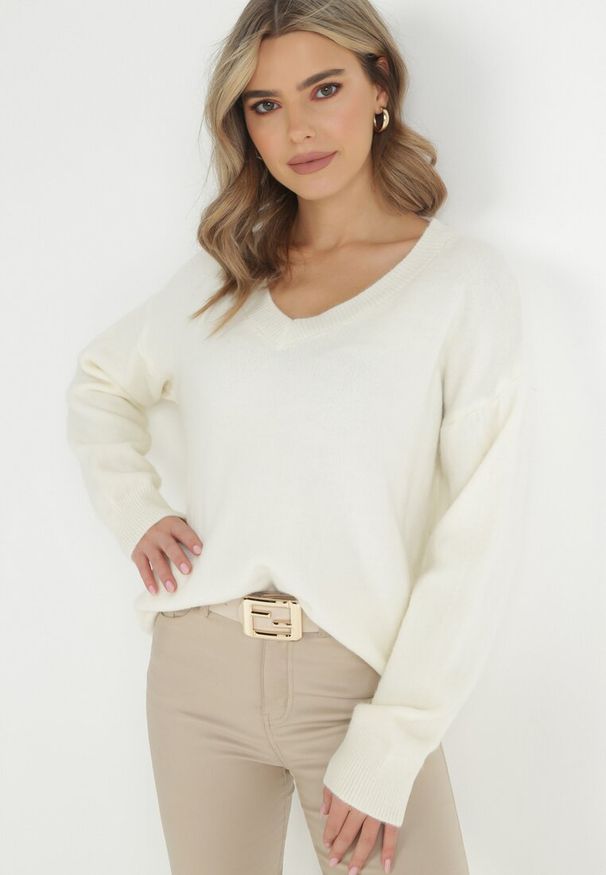 Born2be - Biały Sweter z Wiskozy Oversize Yorate. Okazja: na co dzień. Typ kołnierza: dekolt w serek. Kolor: biały. Materiał: wiskoza. Długość rękawa: długi rękaw. Długość: długie. Styl: wizytowy, elegancki, casual