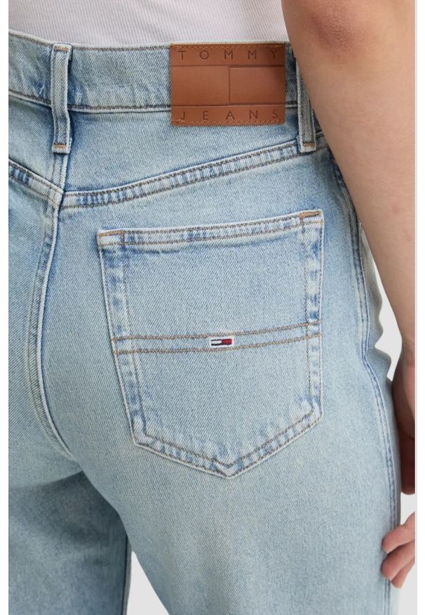 Tommy Jeans - TOMMY JEANS Błękitne jeansy damskie. Okazja: na co dzień. Kolor: niebieski. Wzór: kolorowy. Styl: casual