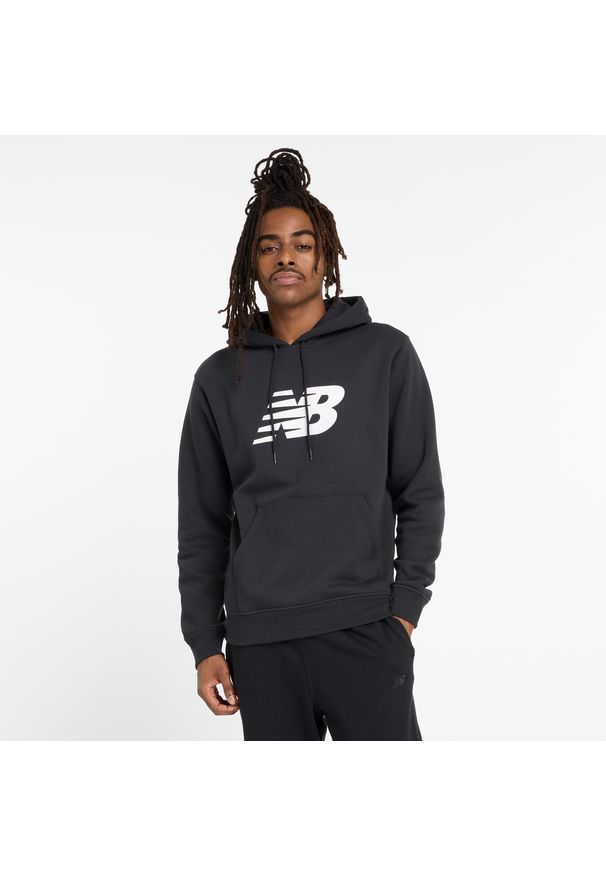 Bluza męska New Balance MT43904BK – czarna. Typ kołnierza: kaptur. Kolor: czarny. Materiał: bawełna, dresówka, poliester. Wzór: napisy, aplikacja