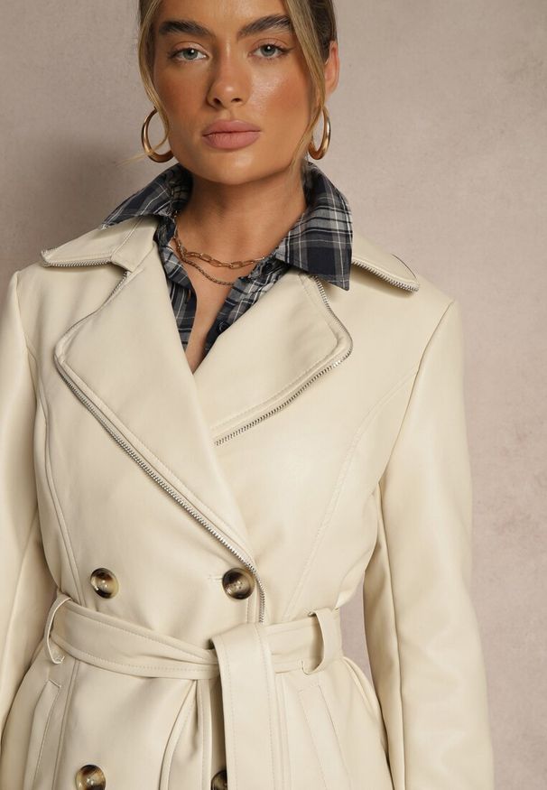 Renee - Beżowy Płaszcz Trencz z Ekoskóry o Dwurzędowym Kroju z Paskiem Nilianis. Okazja: na co dzień. Kolor: beżowy. Materiał: bawełna, wiskoza, jeans. Styl: casual, elegancki