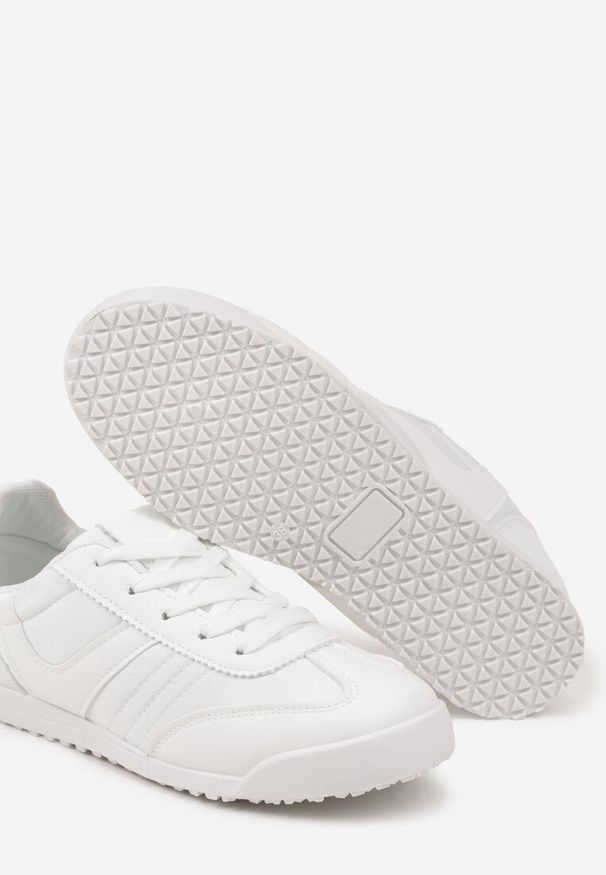 Born2be - Białe Sneakersy w Stylu Kultowych Tenisówek Felandris. Okazja: na co dzień. Zapięcie: sznurówki. Kolor: biały. Materiał: jeans. Wzór: aplikacja. Obcas: na obcasie. Wysokość obcasa: niski