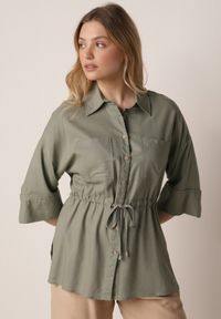Born2be - Zielona Koszula z Bawełną i Lnem Ozdobiona Wycięciami i Ściągana w Pasie Harwinds. Okazja: do pracy, na co dzień. Kolor: zielony. Materiał: bawełna, len. Wzór: aplikacja. Styl: klasyczny, casual #1